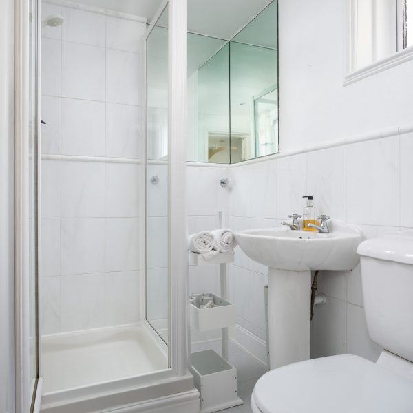 Crossways Guest House - shared shower/toilet